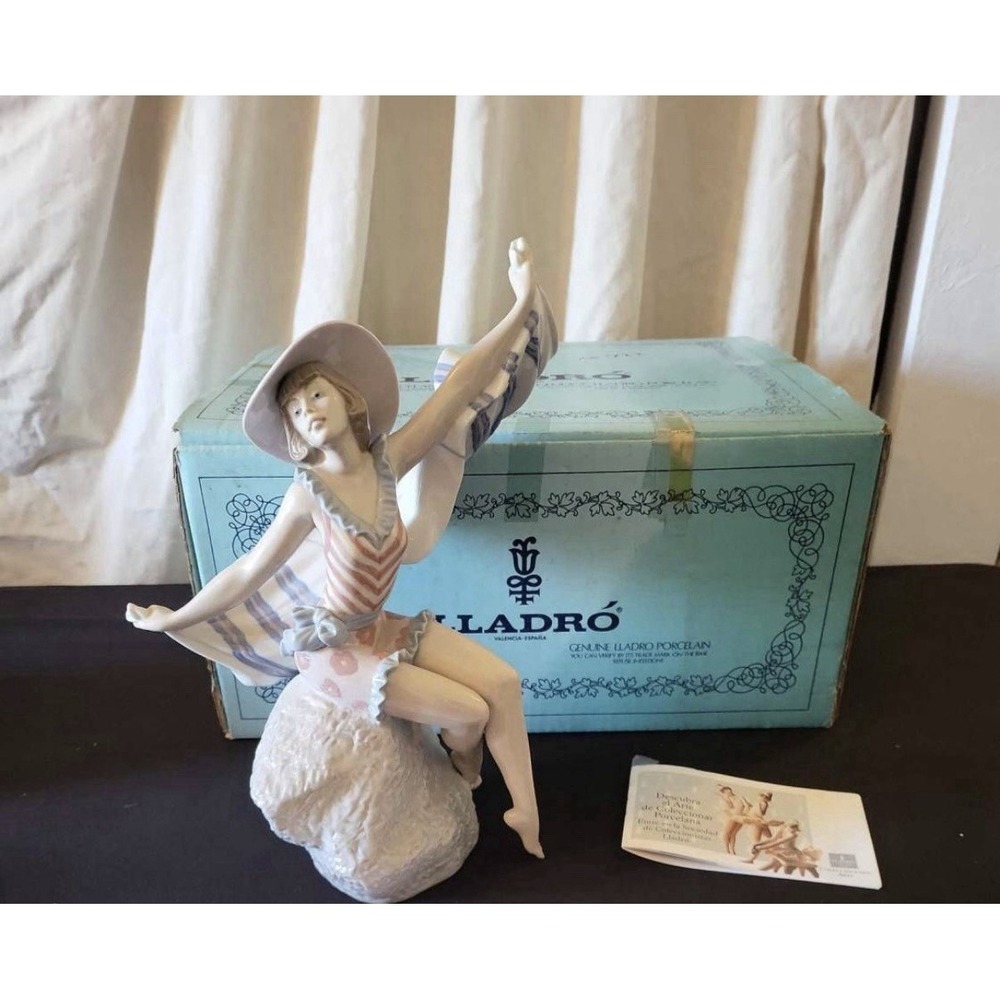 Lladro "Sunning in Ipanema" Figurine #5660 – Retired – with Box